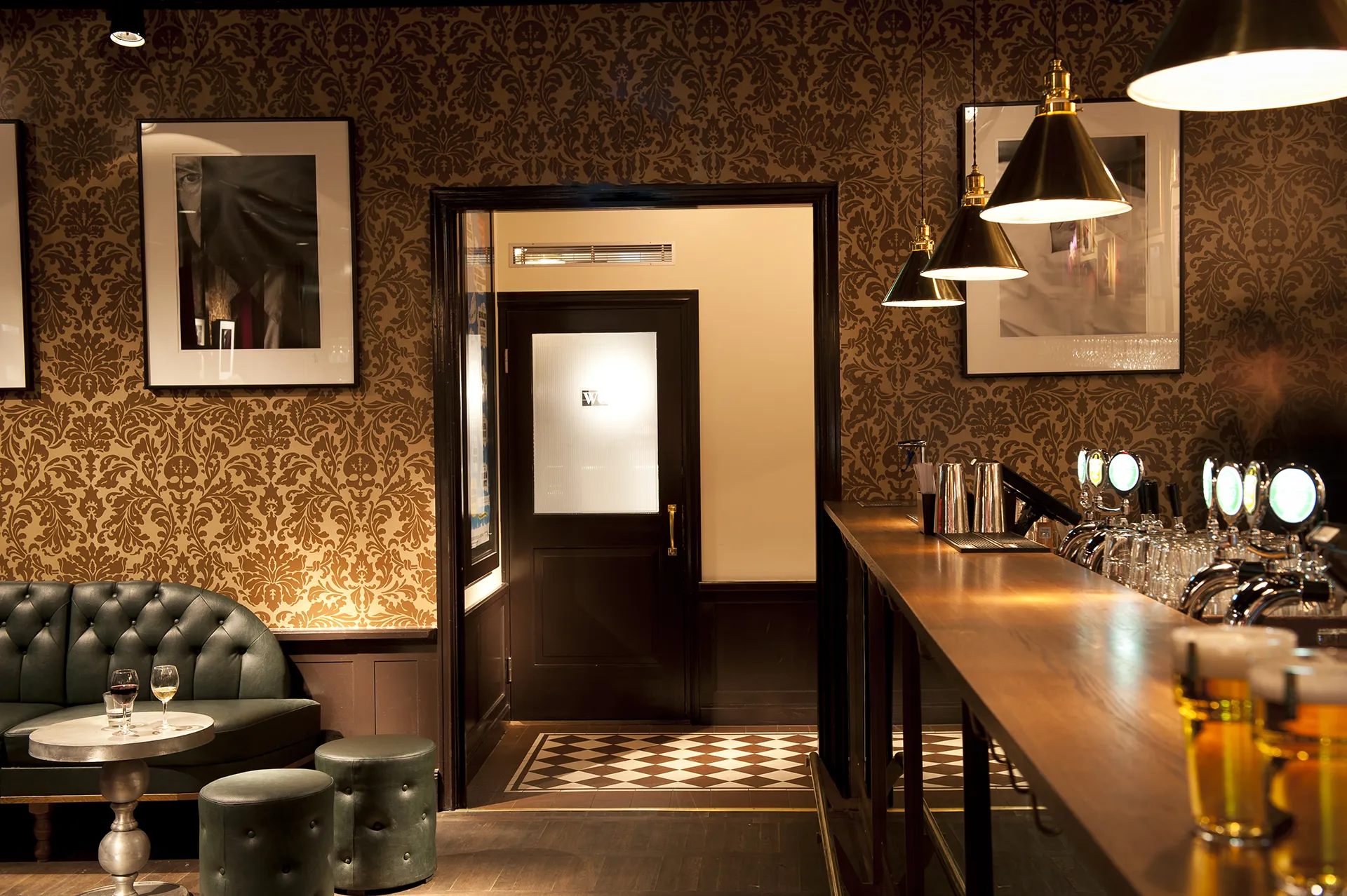 Bar and restaurant founded in the 18th century 1